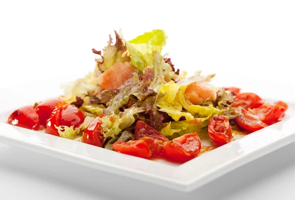 Foglie fresche di insalata di salmone e insalata di pomodorini — Foto Stock