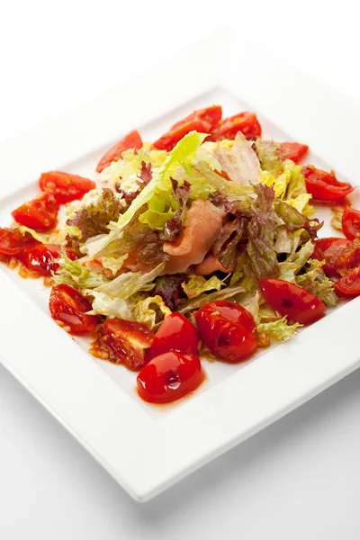 Taze somon, salata yaprakları ve domates salatası — Stok fotoğraf