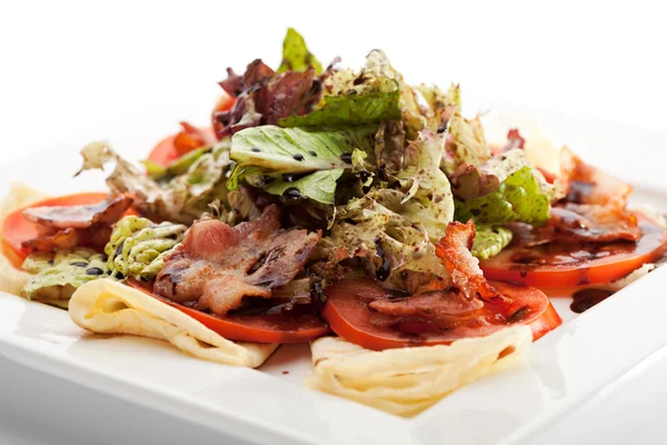 Salat aus frischem Lachs, Salatblättern und Kirschtomaten — Stockfoto