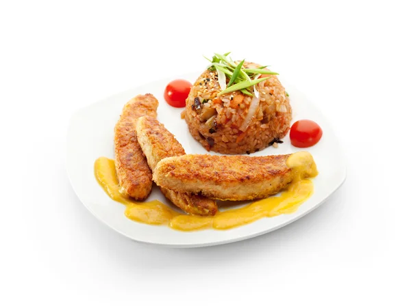 Жареная рыба палочки с кокосовым соусом, подается с рисом и овощами — стоковое фото