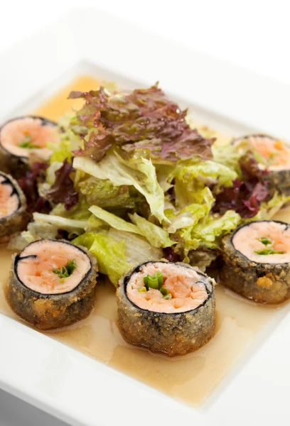 Cucina giapponese - Rotolo di sushi fritto con salmone e lattuga all'interno — Foto Stock