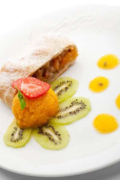 Dessert - Apfelstrudel geserveerd met ijs fruit — Stockfoto