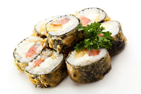 Cucina giapponese - Rotolo di sushi fritto con salmone e lattuga all'interno — Foto Stock