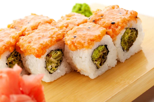 Maki sushi - top içinde yeşil salata ile. dilimlenmiş somon ile tepesinde — Stok fotoğraf