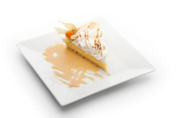 Tatlı - dilim limon kek krem şanti ile tepesinde — Stok fotoğraf