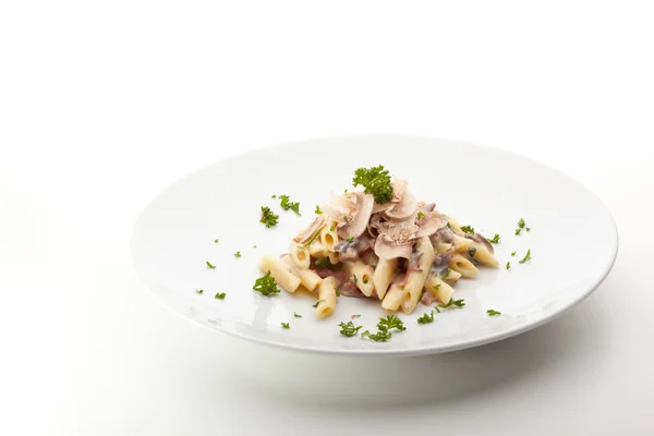 Pasta penne met champignons en Parmezaanse kaas. gegarneerd met peterselie — Stockfoto