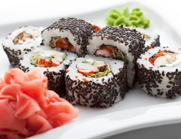 Japanese Cuisine - Sushi Roll with Shrimps — Stock Photo, Image
