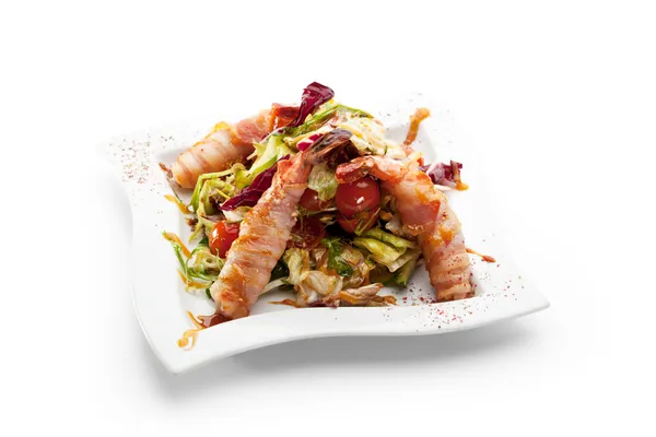 Japanse keuken - salade met garnalen van de tijger en groen mix — Stockfoto