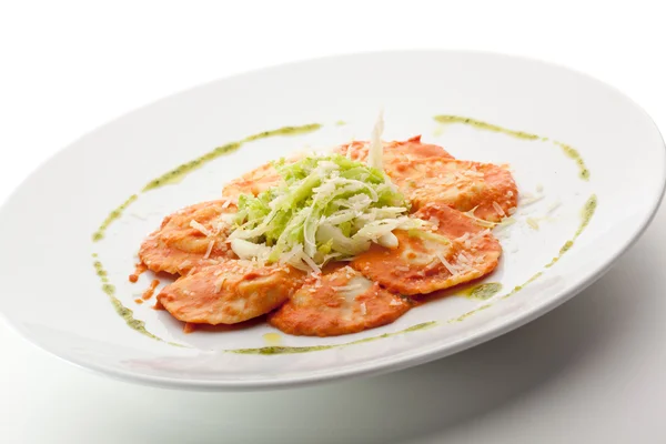 Carne Ravioli con hierbas y salsa de tomate —  Fotos de Stock