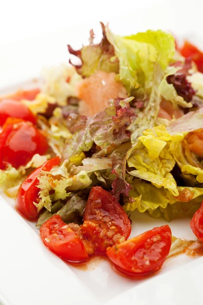 Verse zalm salade bladeren en cherry tomatensalade — Stockfoto
