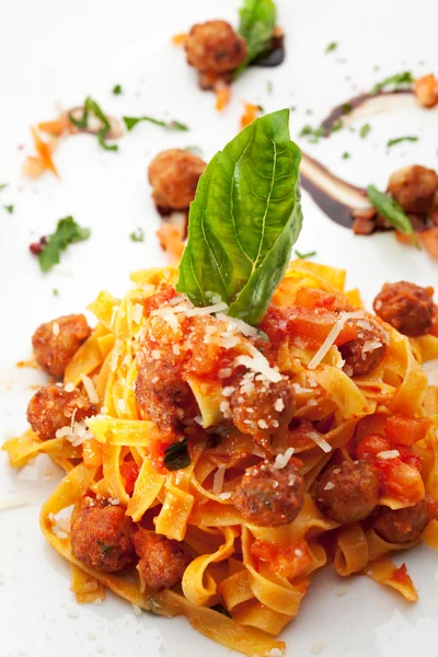 Pasta con salsa de carne y hoja de albahaca —  Fotos de Stock