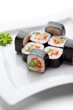 taze somon, füme yılan balığı, avokado, tobiko ve salatalık içinde rulo yaptı. Nori dışında