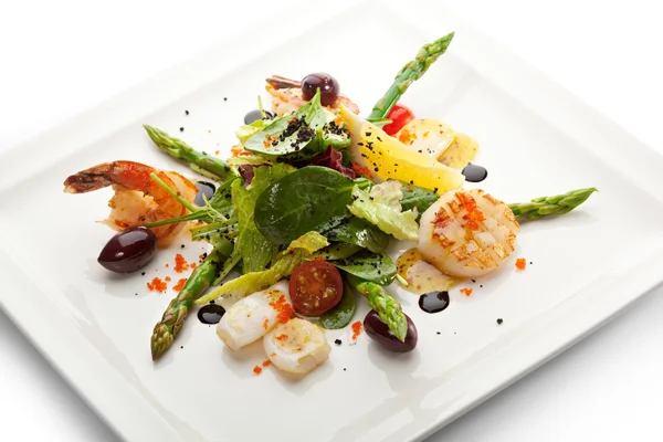 Meeresfrüchte-Salat mit Spargel — Stockfoto