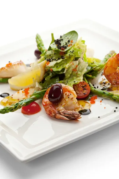 Салат из морепродуктов со спаржей — стоковое фото