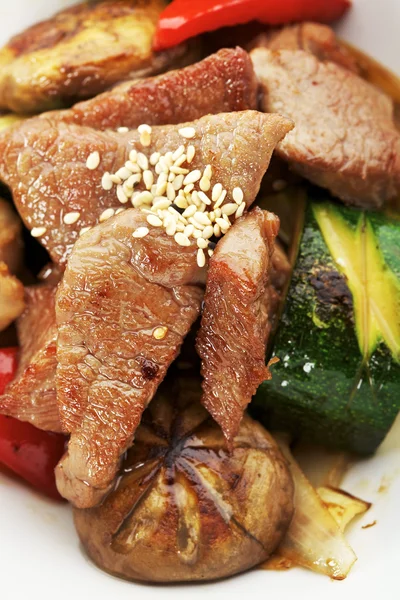 Kalvkött med grönsaker — Stockfoto