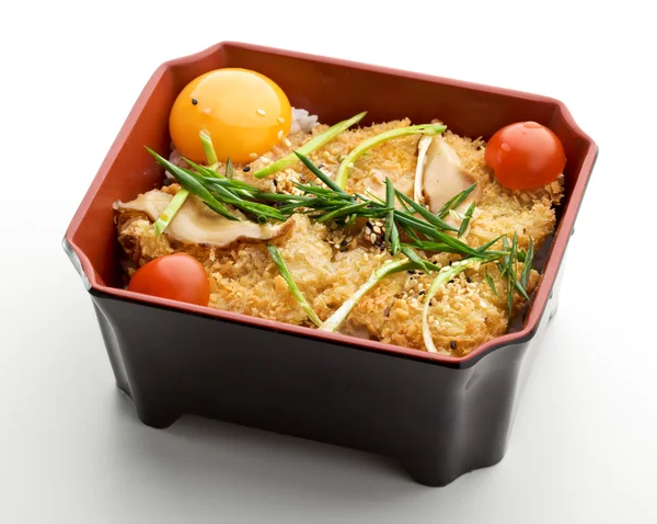 ご飯の上野菜と一緒に揚げたスペアリブ — ストック写真
