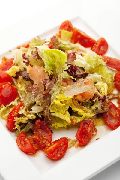 Frische Lachssalatblätter und Kirschtomatensalat — Stockfoto
