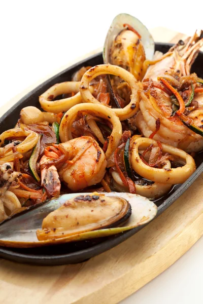 Grilované plody moře - bbq krevety, mušle a kalamáry kroužky — Stock fotografie