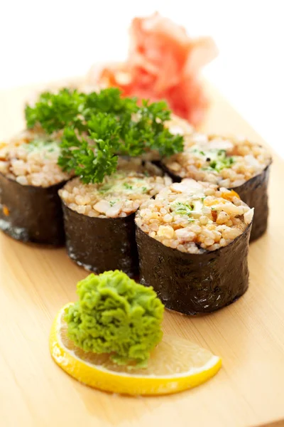 Maki Sushi - Rolle mit braunem Reis und grünem Salat — Stockfoto