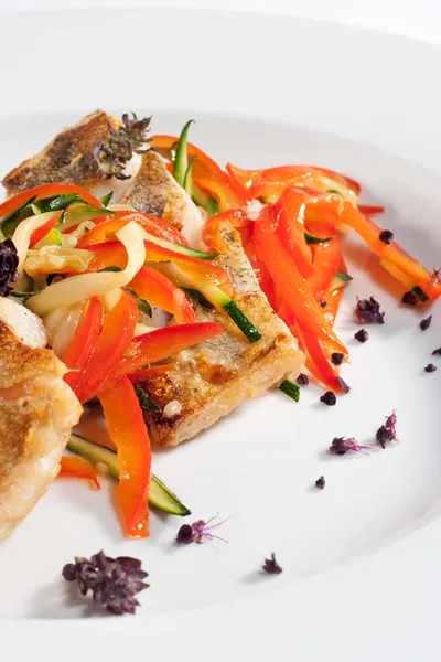 Gegrillter Fisch mit Gemüse — Stockfoto