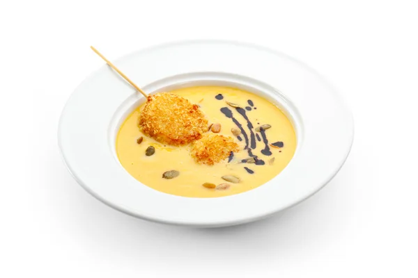 Кремовый тыквенный суп с гребешками во фритюре — стоковое фото