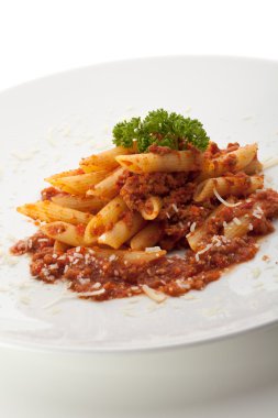 Bolonez soslu penne makarna. maydanoz ile süslenmiş