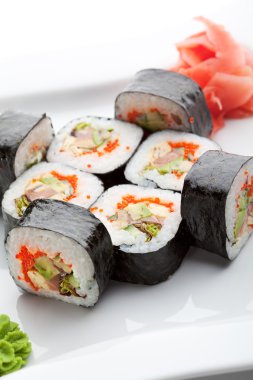taze somon, füme yılan balığı, avokado, tobiko ve salatalık rulo yapılmış