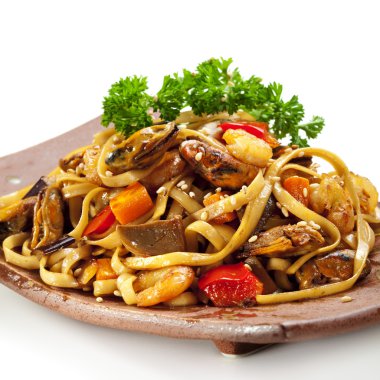 Deniz ürünleri ile erişte