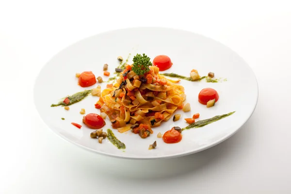 Tagliatelle vegetariana com tomate cereja e molho Pesto — Fotografia de Stock