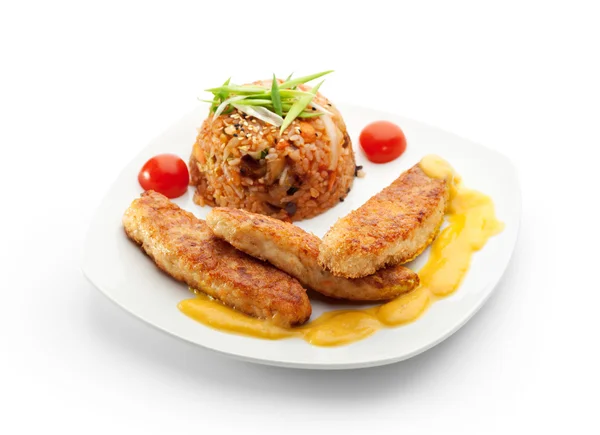 Bastoncini di pesce fritto con salsa di cocco, serviti con riso e verdure — Foto Stock