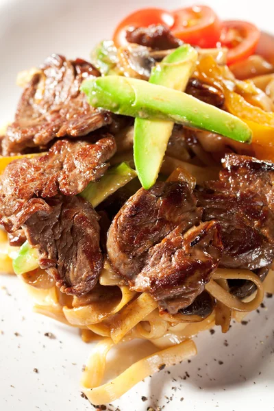 Fideos con carne de res — Foto de Stock