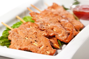 Şişlenmiş domuz eti.