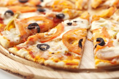 Baharatlı pizza