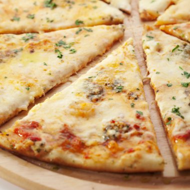 Peynirli pizza.
