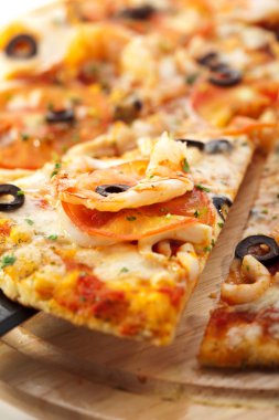 Baharatlı pizza