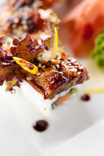 Lachs und geräucherter Aal Maki Sushi — Stockfoto