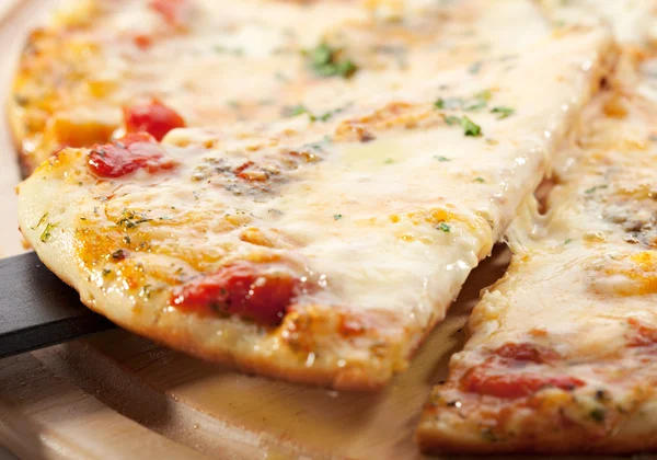 Pizza z serem — Zdjęcie stockowe