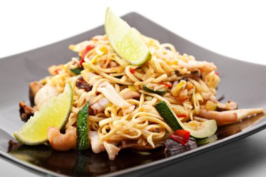 Deniz ürünleri ile erişte