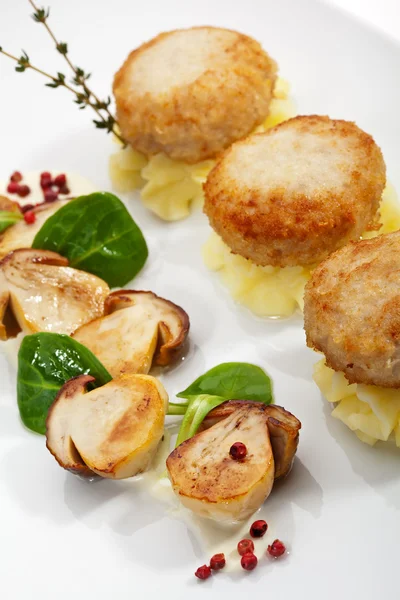 Kipfilet kotelet met champignons — Stockfoto