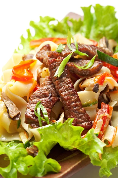 Fideos con carne de res y verduras — Foto de Stock