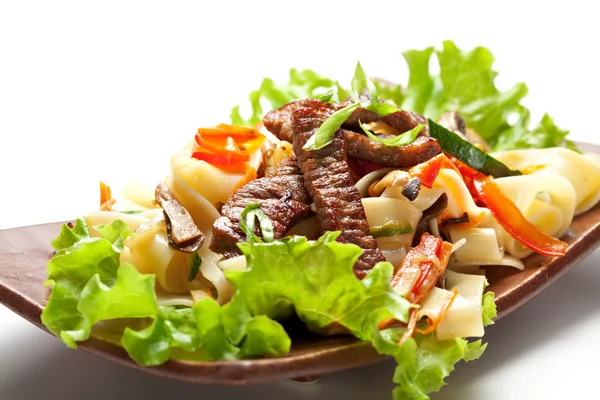 Macarrão com carne bovina e legumes — Fotografia de Stock