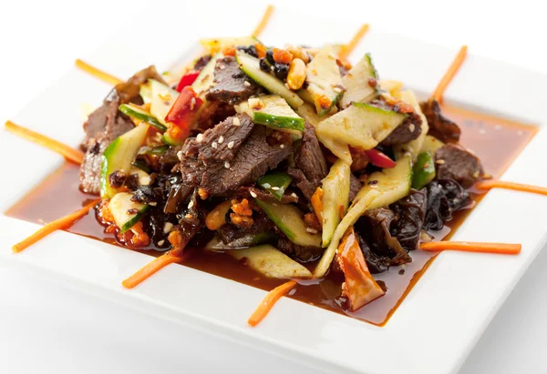 Cocina China - Carne con hongo negro y verduras en rodajas — Foto de Stock