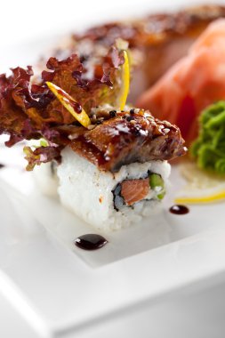 somon ve füme yılan balığı maki sushi