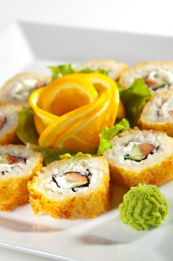 Kızarmış somon roll