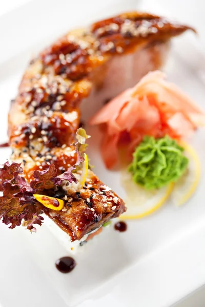 三文鱼和烟熏鳗鱼 maki 寿司 — 图库照片