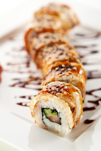 サーモンと燻製ウナギ巻き寿司 — ストック写真