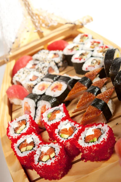 Японская кухня - суши корабль — стоковое фото