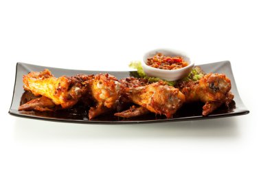 Kızarmış tavuk kanadı.