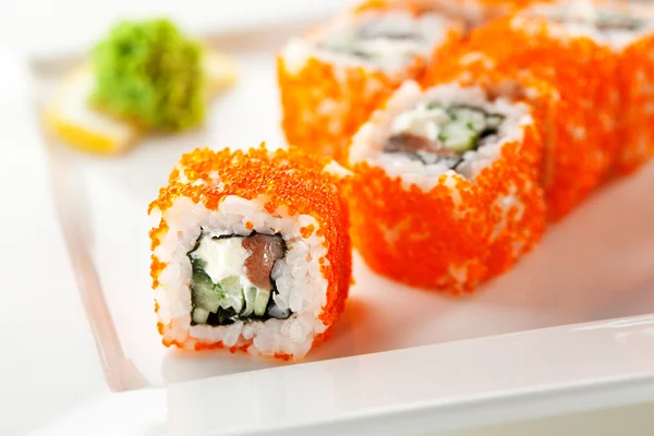 Rolo de salmão e tobiko — Fotografia de Stock