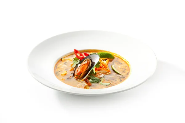 Thailändska rätter - tom yam kung — Stockfoto